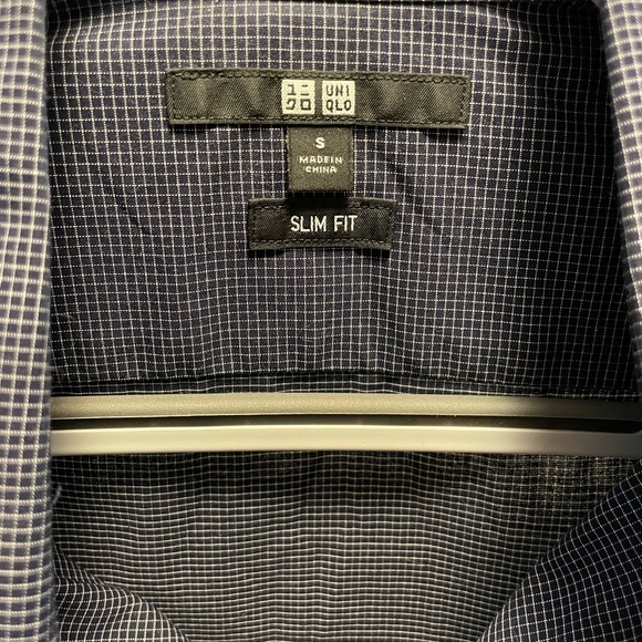 Uniqlo lot of 4 dress shirts size Small and fitted. - Picture 4 of 8